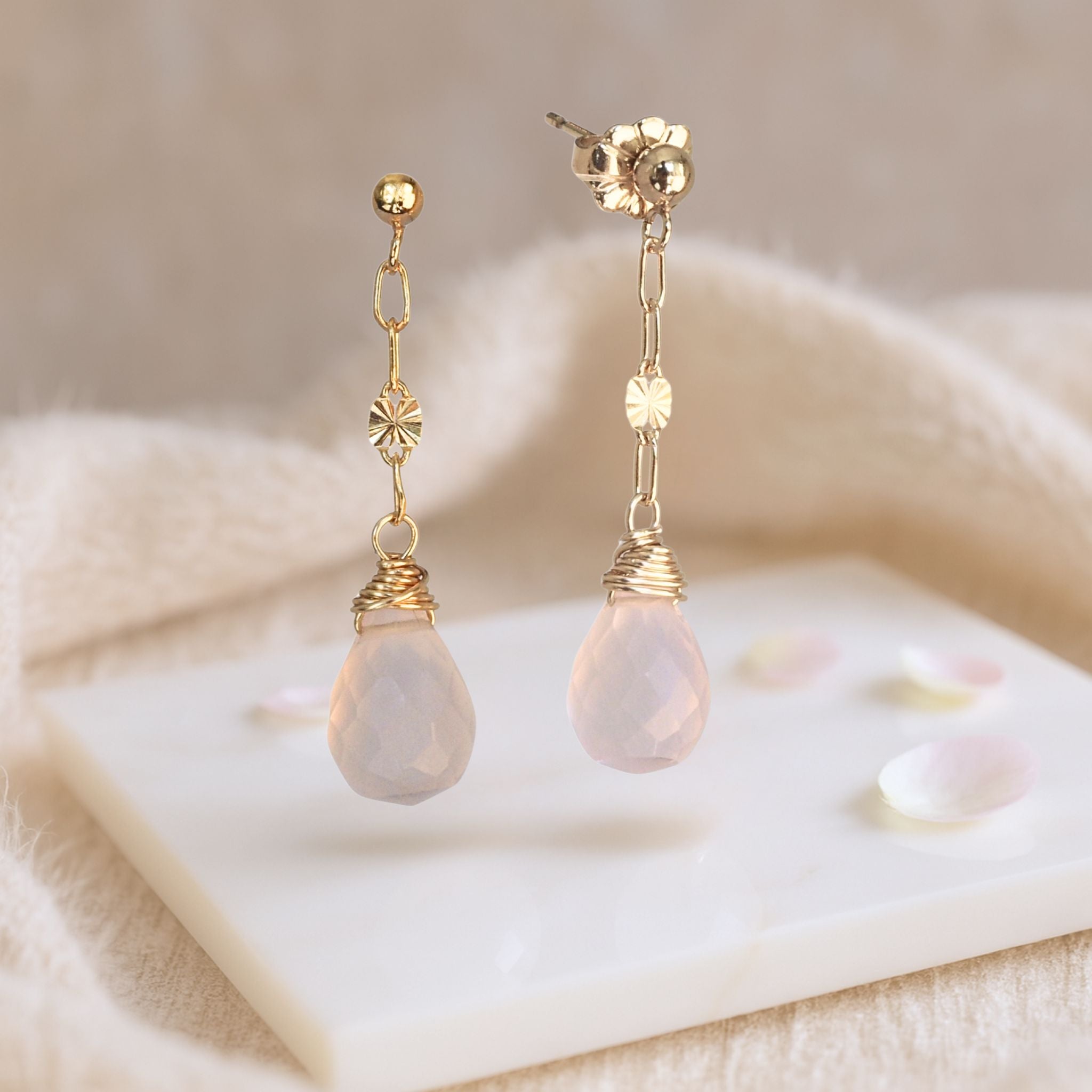 Maxima oorbellen met rozenkwarts druppels, de steen van de liefde én van de geboortemaand oktober. 