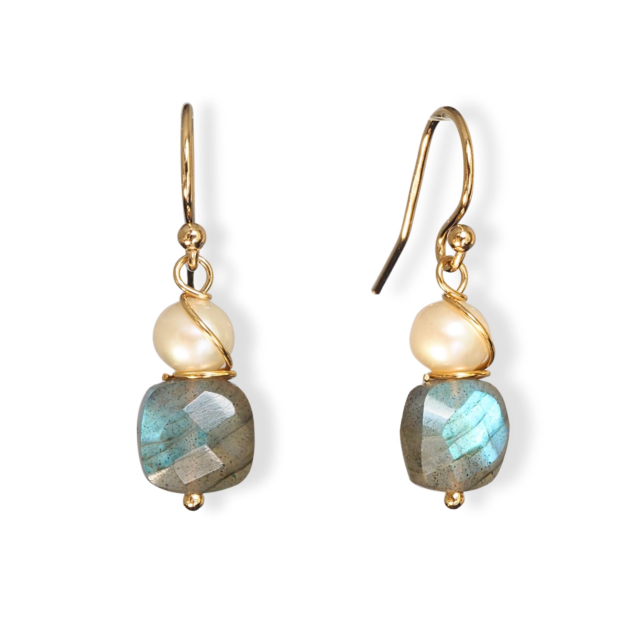 Handgemaakte oorbellen met edelsteen labradoriet en zoetwaterparels