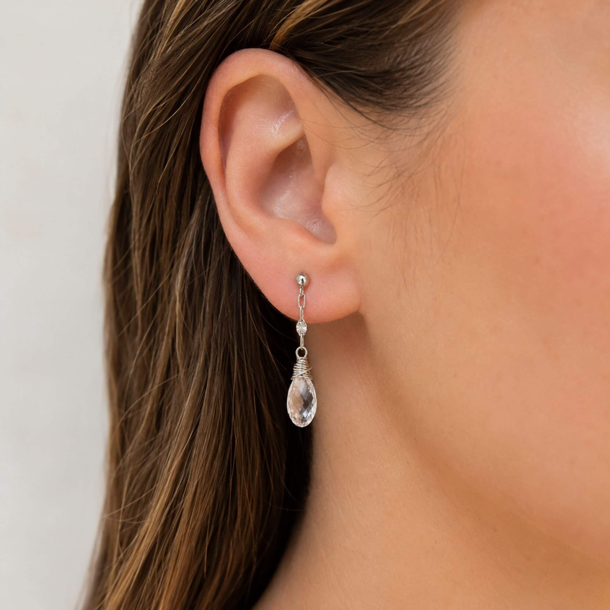 Zilveren oorbellen met heldere druppels, elegant en licht om te dragen Oorbellen - Jewels with Flair