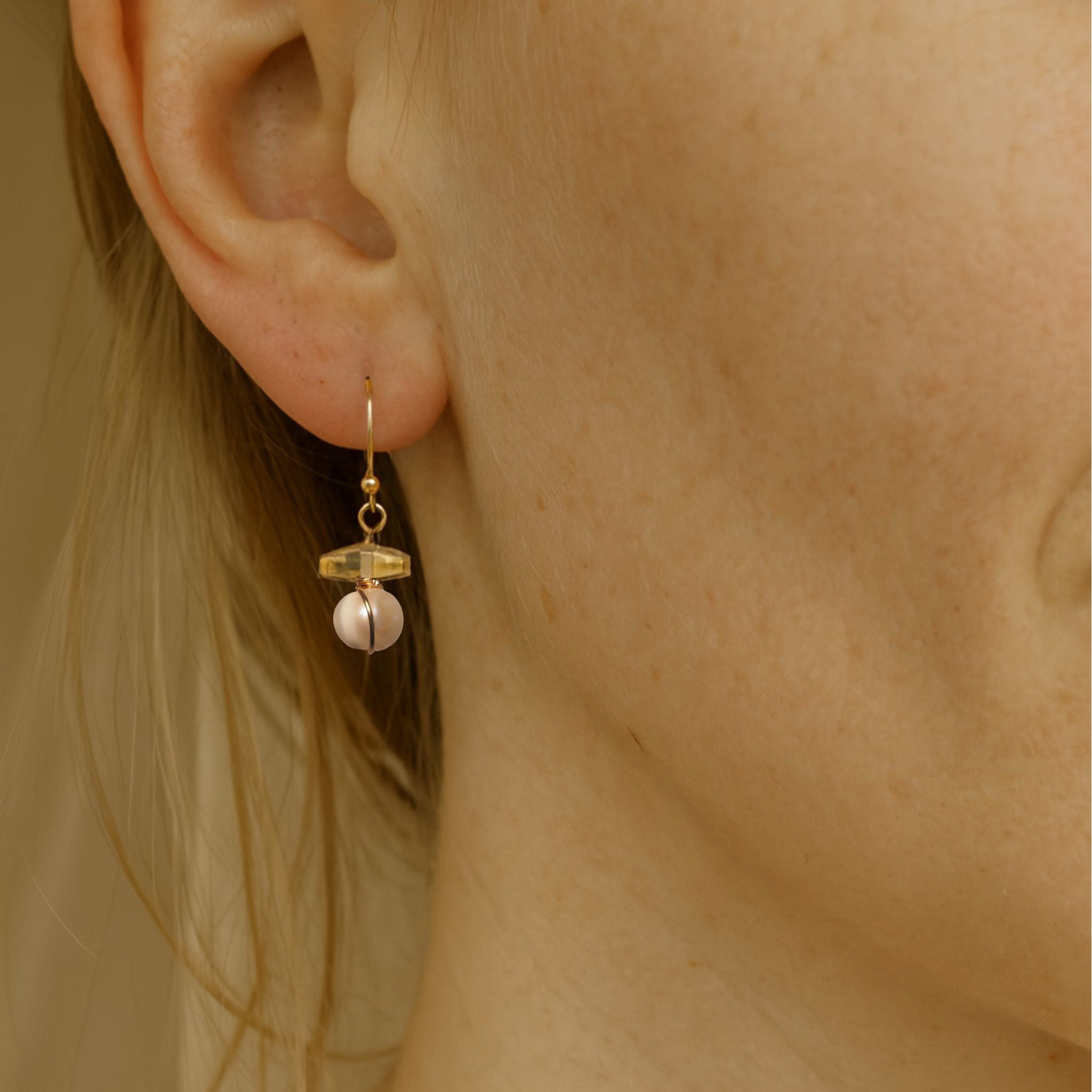 Oorbellen geboortesteen citrien en zoetwaterparels