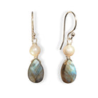 Zilveren oorbellen met labradoriet druppels en witte zoetwaterparels
