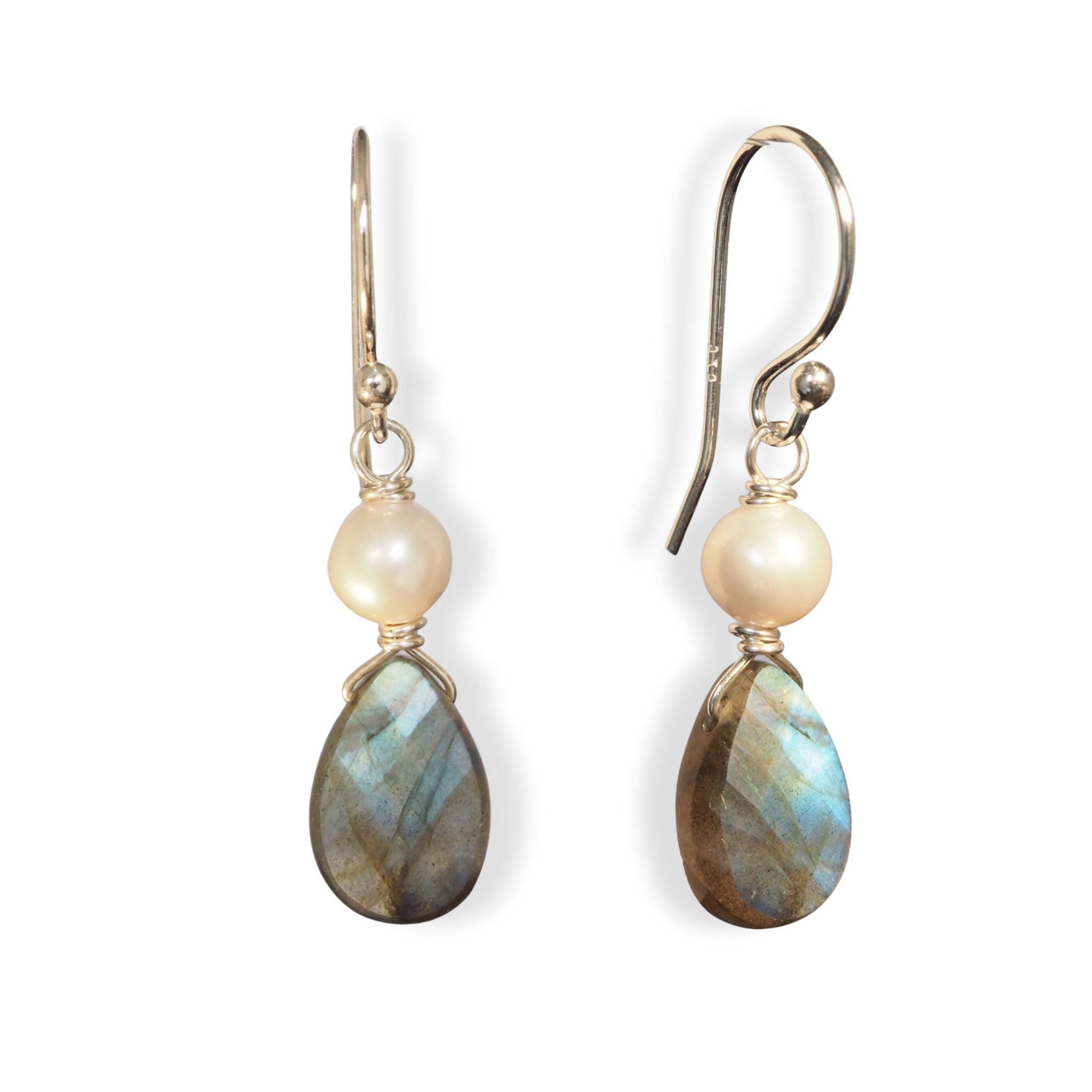 Zilveren oorbellen met labradoriet druppels en witte zoetwaterparels