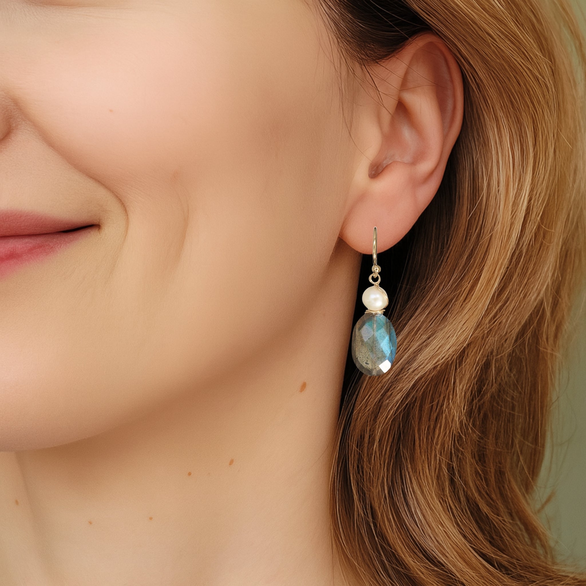 Oorbellen labradoriet en zoetwaterparels