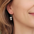 Oorbellen regenboogmaansteen en licht grijze zoetwaterparel