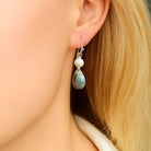 Oorbellen labrdoriet en zoetwaterparel