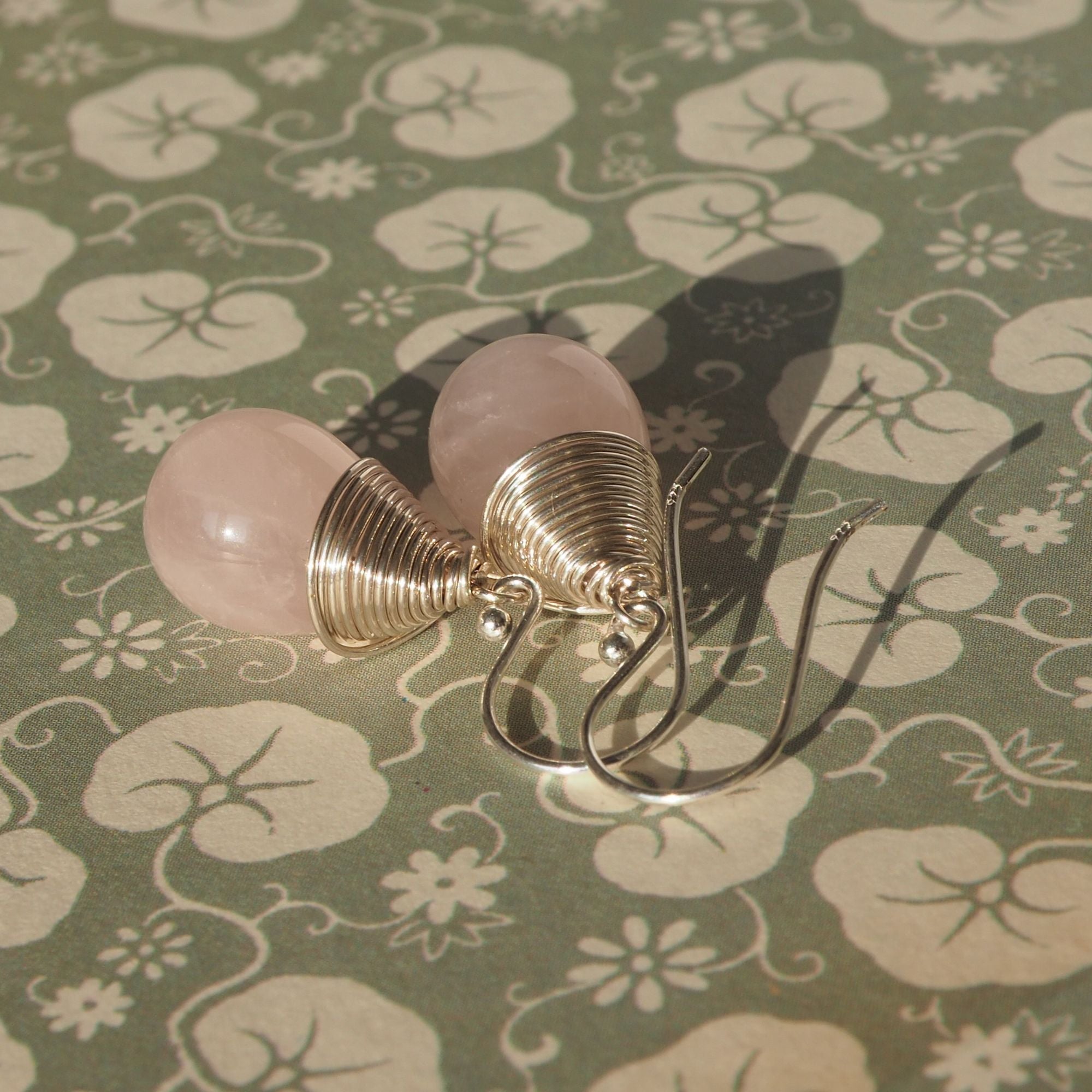 Rozenkwarts oorbellen met draadwikkeling – zilver of gold filled Oorbellen - Jewels with Flair