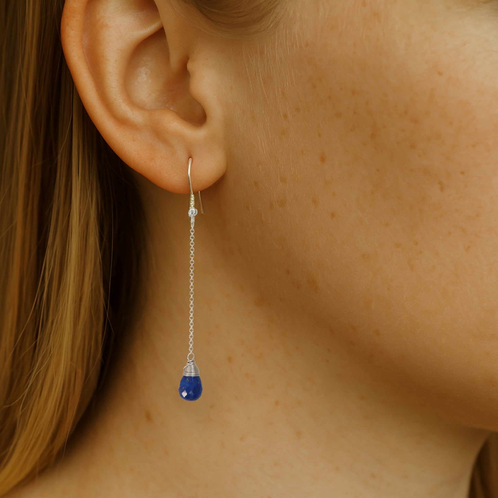Lange oorbellen met kleine druppels van lapis lazuli Oorbellen - Jewels with Flair