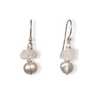 Oorbellen met licht grijze zoetwaterparels en regenboog maansteen, de geboortesteen van juni