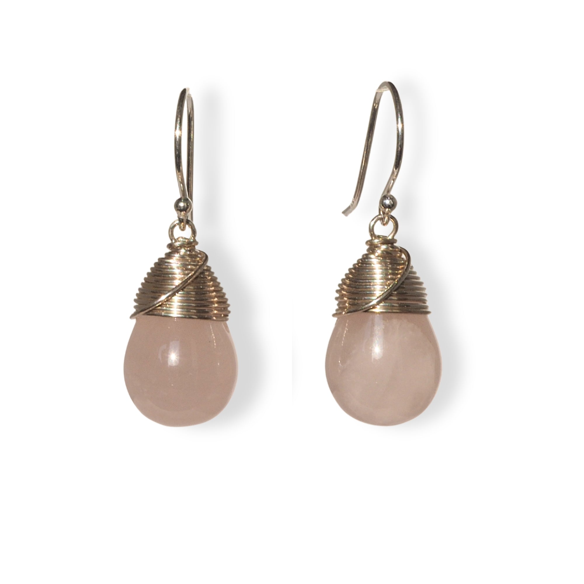 Rozenkwarts oorbellen met draadwikkeling – zilver of gold filled Oorbellen - Jewels with Flair