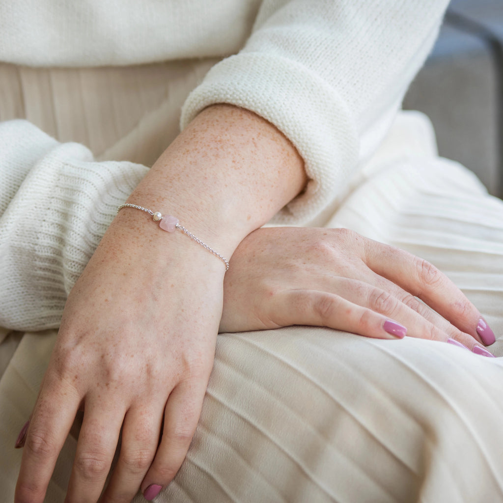 zilveren armband met rozenkwarts en zoetwaterparel