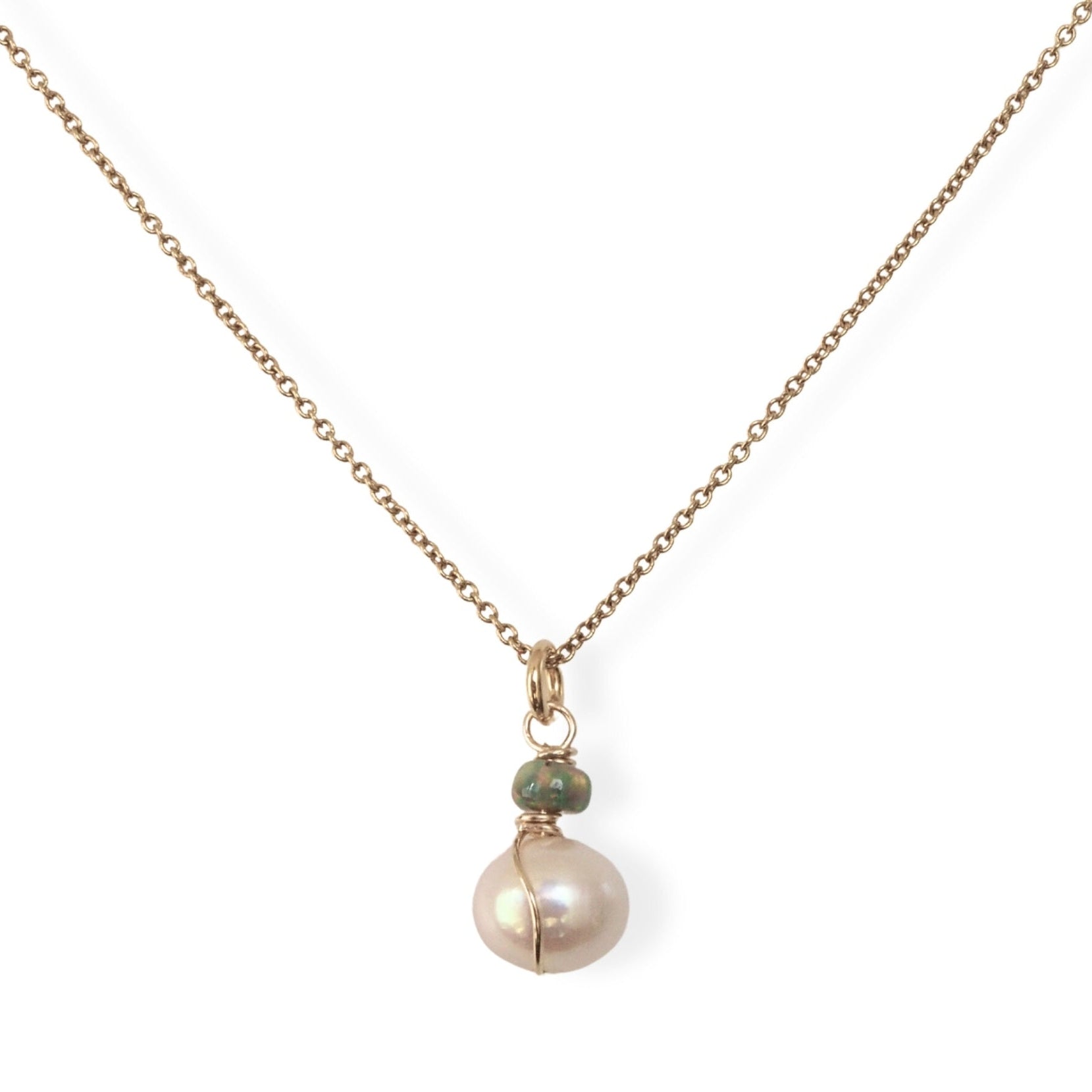 Handgemaakte ketting met edelsteen opaal en zoetwaterparel hanger  - Jewels with Flair