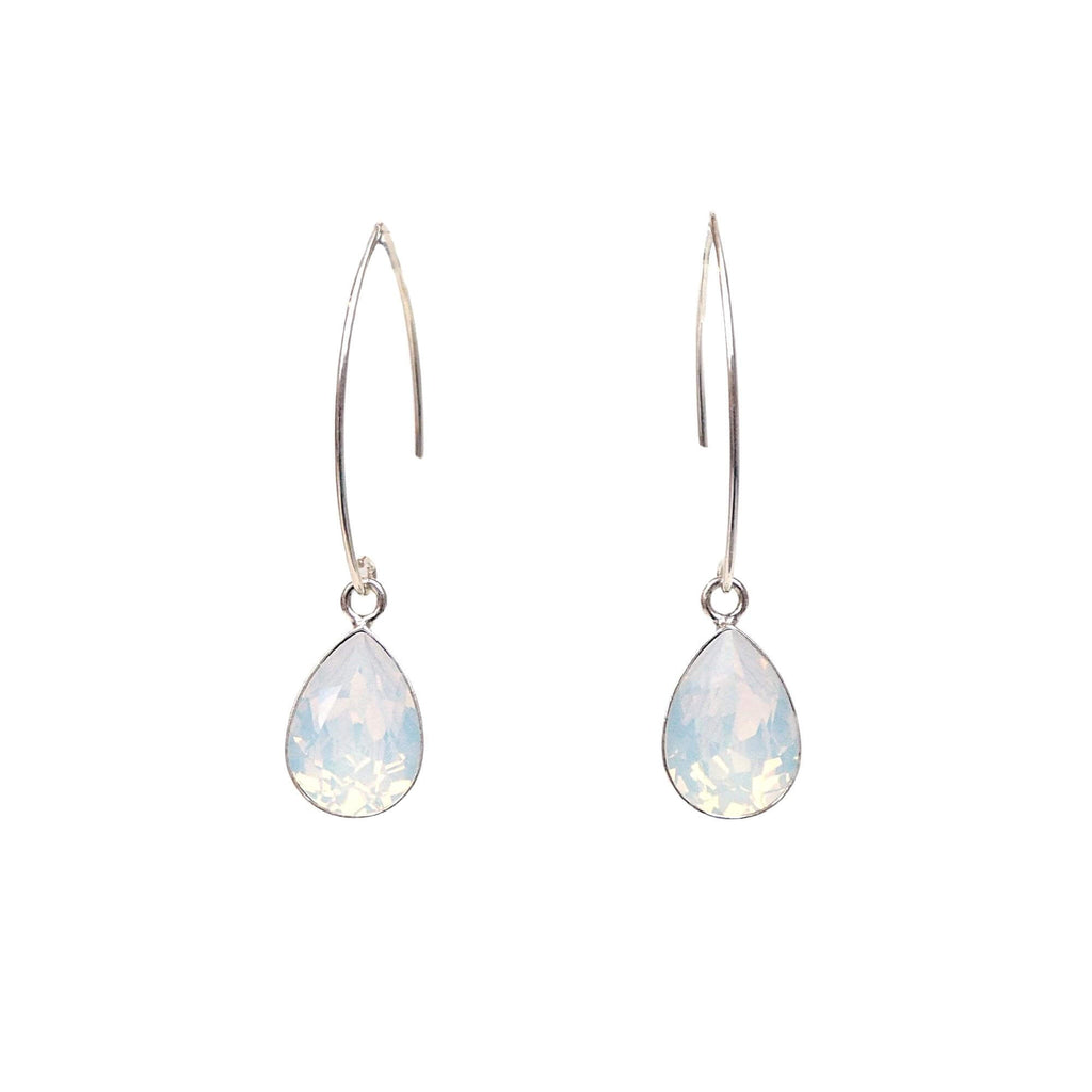 Lange oorbellen met Swarovski druppels in zacht wit, white opal
