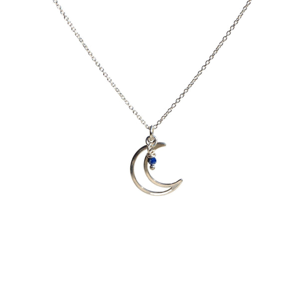 halsketting met bedel van een maan en een lapis lazuli kraaltje